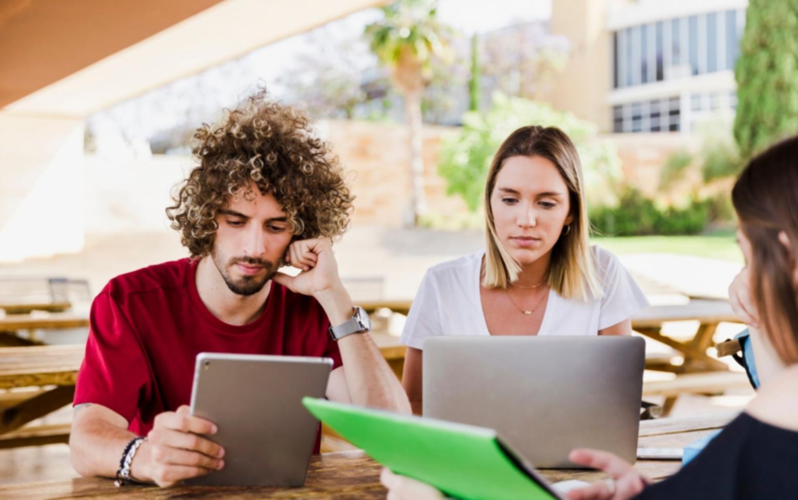 Personas trabajando en conceptos financieros y desarrollo personal
