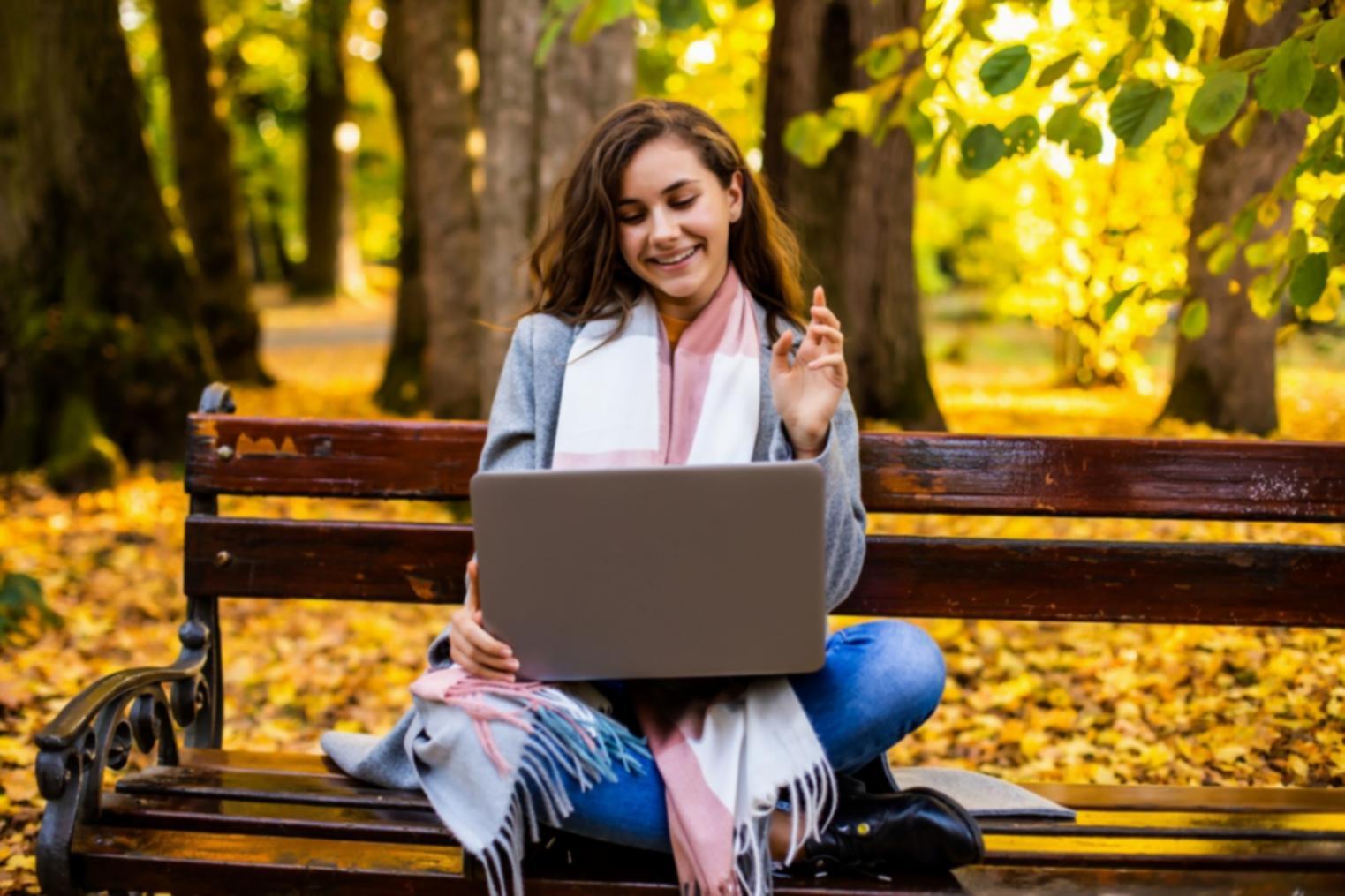Persona reflexionando sobre sus creencias financieras en un ambiente de coaching